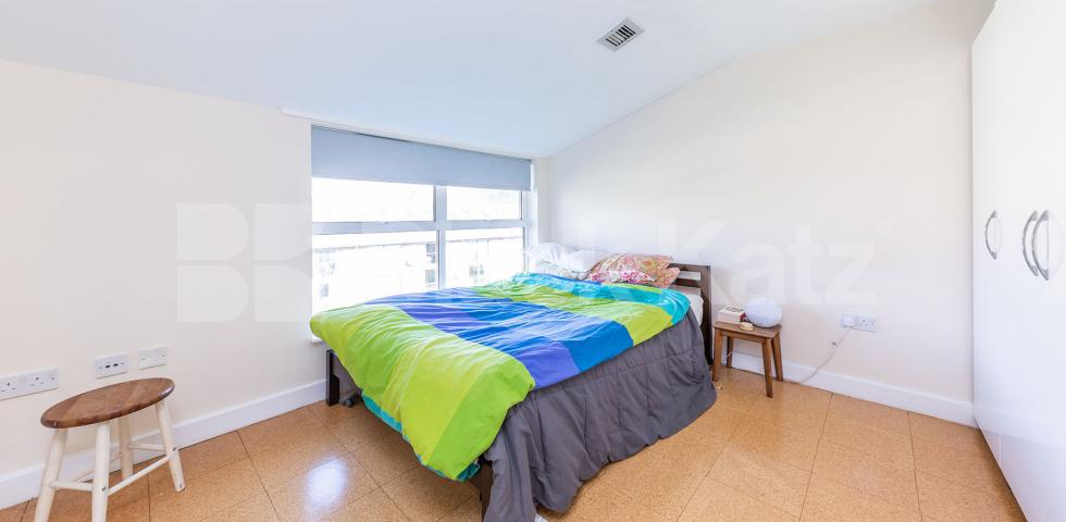 			HUGE ONE BED MINS TO TUBE!, 1 Bedroom, 1 bath, 1 reception Flat			 Mackenzie Road, Holloway